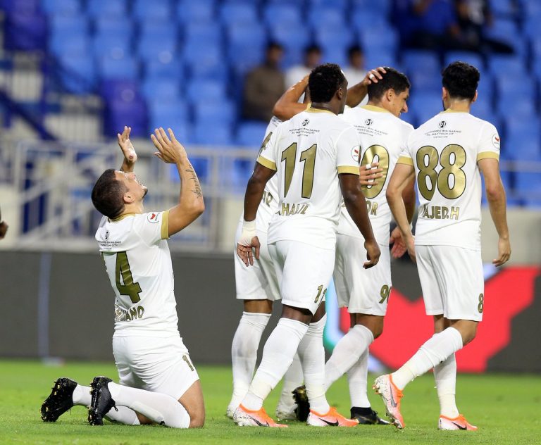 شباب الأهلي يضيق الخناق على متصدر الدوري الإماراتي ...